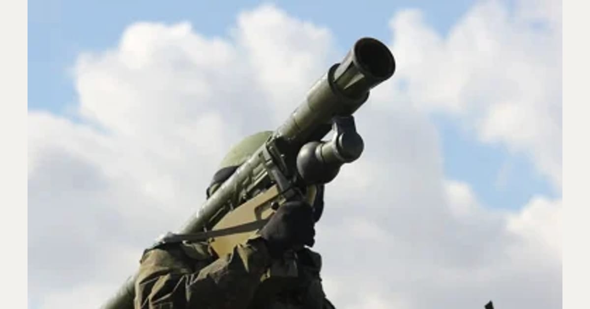 Βίντεο: Ρώσος μαχητής χρησιμοποιεί MANPADS για τη κατάρριψη ουκρανικού drone που στόχευε διυλιστήριο
