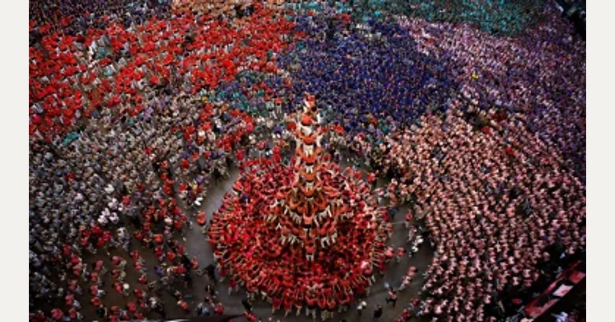 «Castells»: Οι εντυπωσιακοί ανθρώπινοι πύργοι της Καταλονίας φτάνουν τα 12 μέτρα (βίντεο)