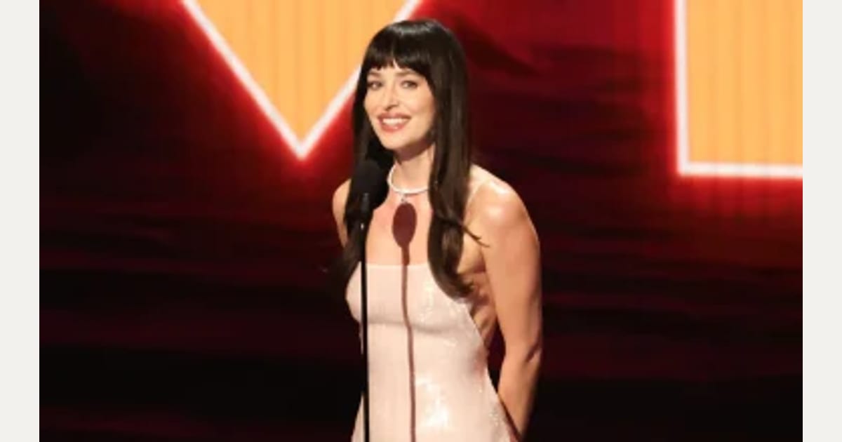 Η εμφάνιση της Ν.Τζόνσον στα MTV VMA με διάφανο φόρεμα χωρίς εσώρουχο! (βίντεο)