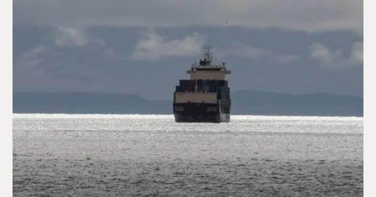 Neptune Ethos: Ασφαλείς και οι 36 επιβαίνοντες μετά την προσάραξη στη Σαλαμίνα