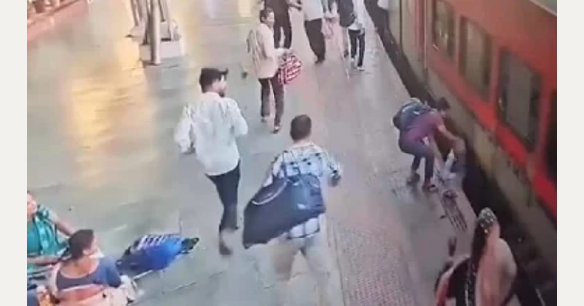 Βίντεο: Αστυνομικός έσωσε επιβάτη που έπεσε ανάμεσα σε τρένο και αποβάθρα στην Ινδία