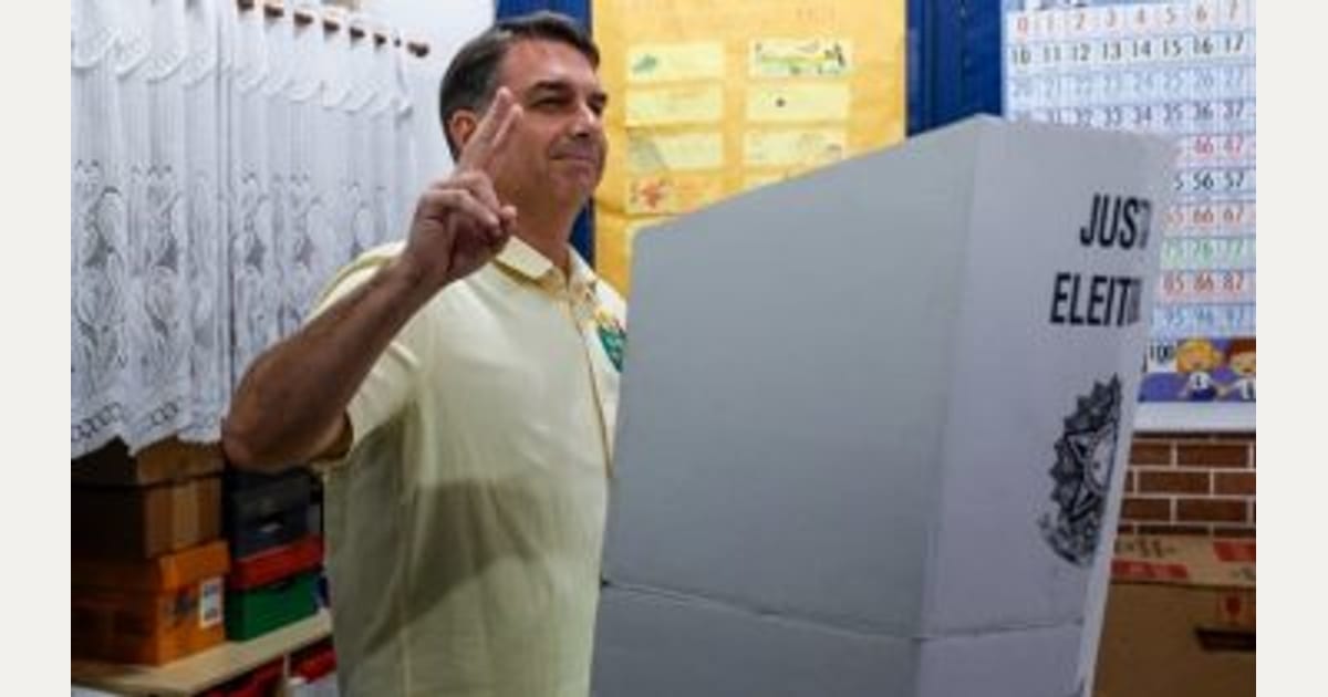 Βραζιλία: Σε θέση ισχύος ο Φλάβιο Μπολσονάρου ενόψει του β΄ εκλογικού γύρου