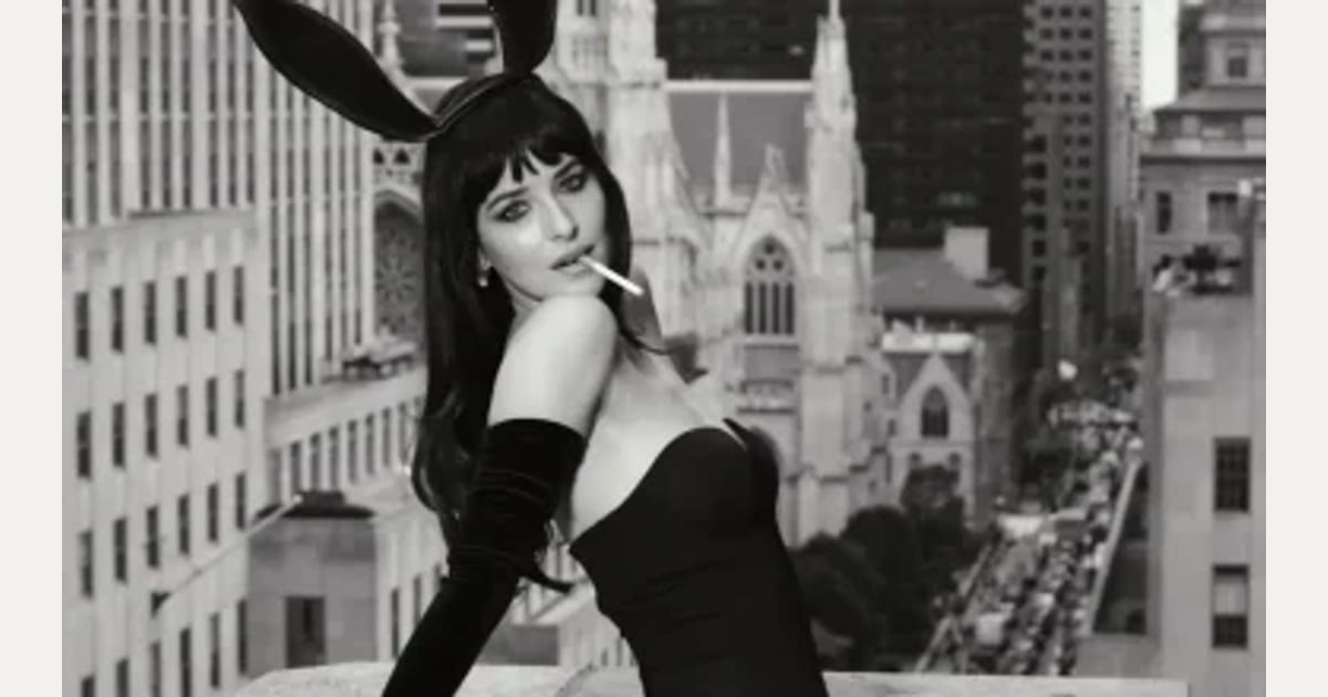 Η Ν.Τζόνσον μεταμορφώθηκε σε… κουνελάκι του Playboy: Πόζαρε με κορσέ και ψηλές κάλτσες (φωτο)