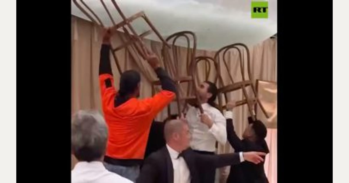 Αυστραλία: Καλεσμένοι σε γαμήλια δεξίωση κράτησαν το στέγαστρο με καρέκλες για να μην πέσει (βίντεο)