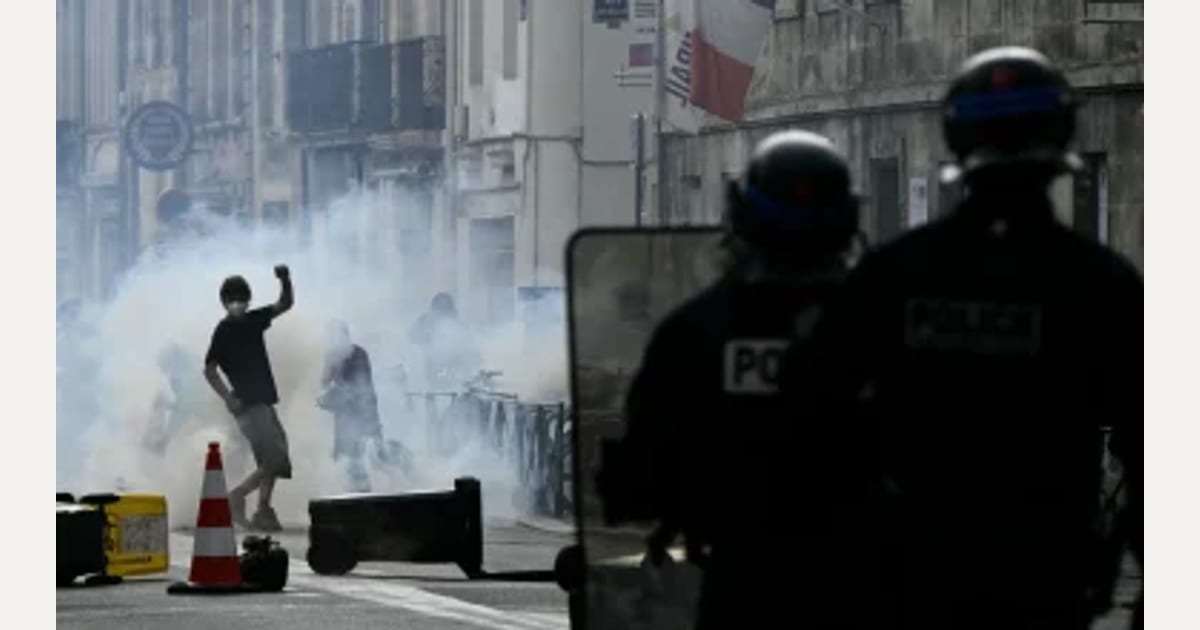 Σκηνές ακραίας βίας στο Παρίσι: Σφοδρές συγκρούσεις διαδηλωτών με αστυνομικές δυνάμεις