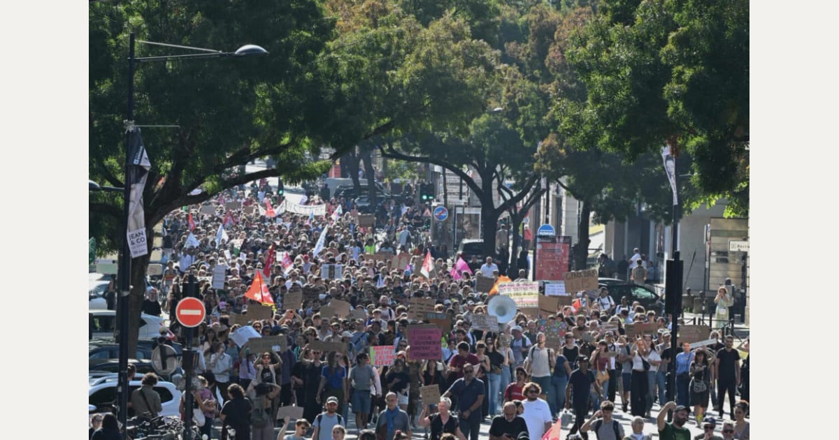 Γαλλία: Η κυβέρνηση Λεκορνί αντιμέτωπη με 450.000 διαδηλωτές έξι μήνες πριν τις εκλογές
