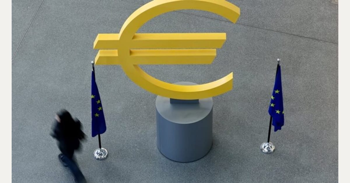 H διολίσθηση του ευρώ αυξάνει το κόστος στα καύσιμα και απειλεί μεσοπρόθεσμα το χρέος