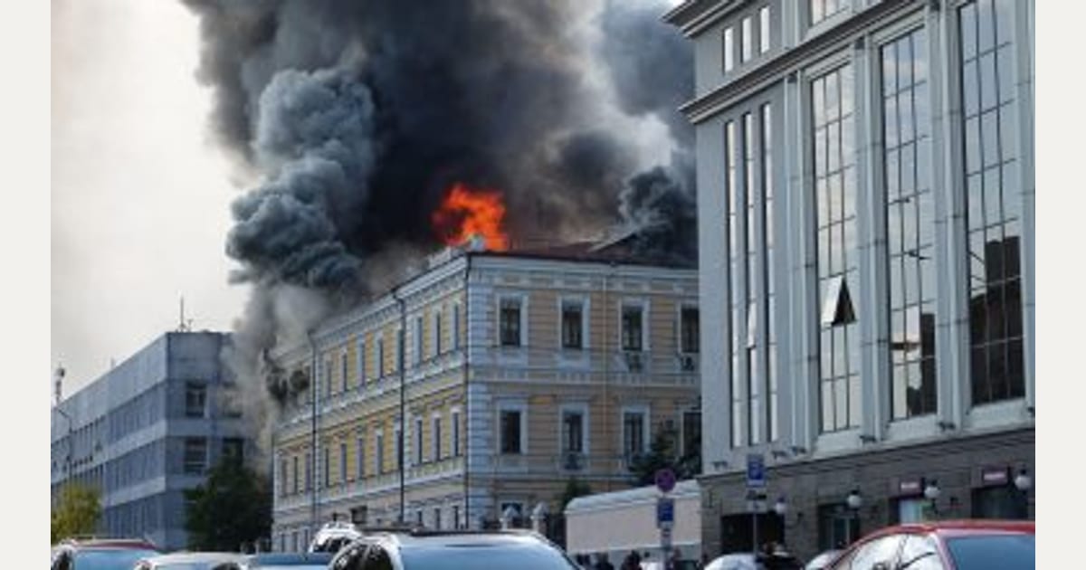 Οι Ρώσοι χτύπησαν με Geran-5 την Ακαδημία Επιστημών στο Κίεβο: Στις φλόγες το κτίριο – Δείτε βίντεο