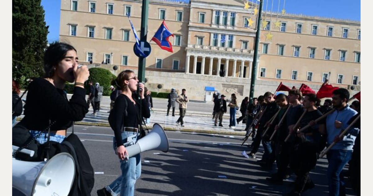 «Κατασκηνώνουμε στο Σύνταγμα, ήρθε η ώρα να μας ακούσουν» – Ακρίβεια, ενοίκια και κόστος σπουδών βγάζουν και τους Έλληνες φοιτητές στον δρόμο