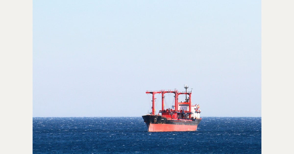 Πλοίο χτυπήθηκε από βλήμα στα ανοιχτά των ΗΑΕ