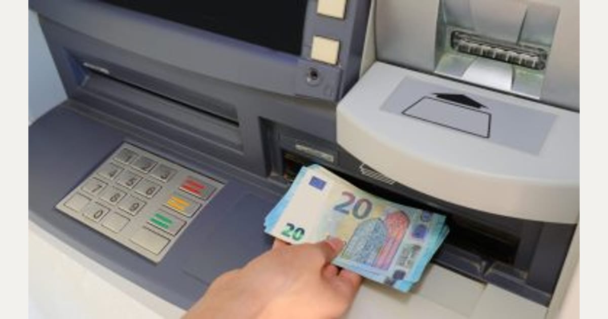 Λίγα δευτερόλεπτα αρκούν: Έχετε αναρωτηθεί ποτέ τι συμβαίνει μέσα σε ένα ΑΤΜ πριν πάρετε τα χρήματά σας;