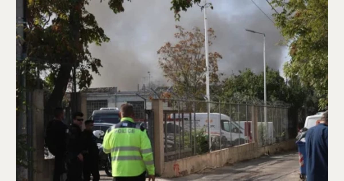 Σε εξέλιξη η κατάσβεση πυρκαγιάς σε δύο βιοτεχνίες ρούχων στο Αιγάλεω (φωτό)