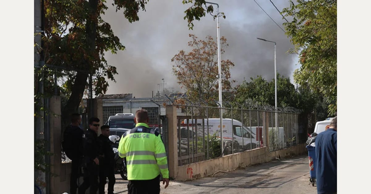Συνεχίζεται η κατάσβεση στις βιοτεχνίες στον Ελαιώνα – Προληπτική εκκένωση σε ακτίνα 400 μέτρων