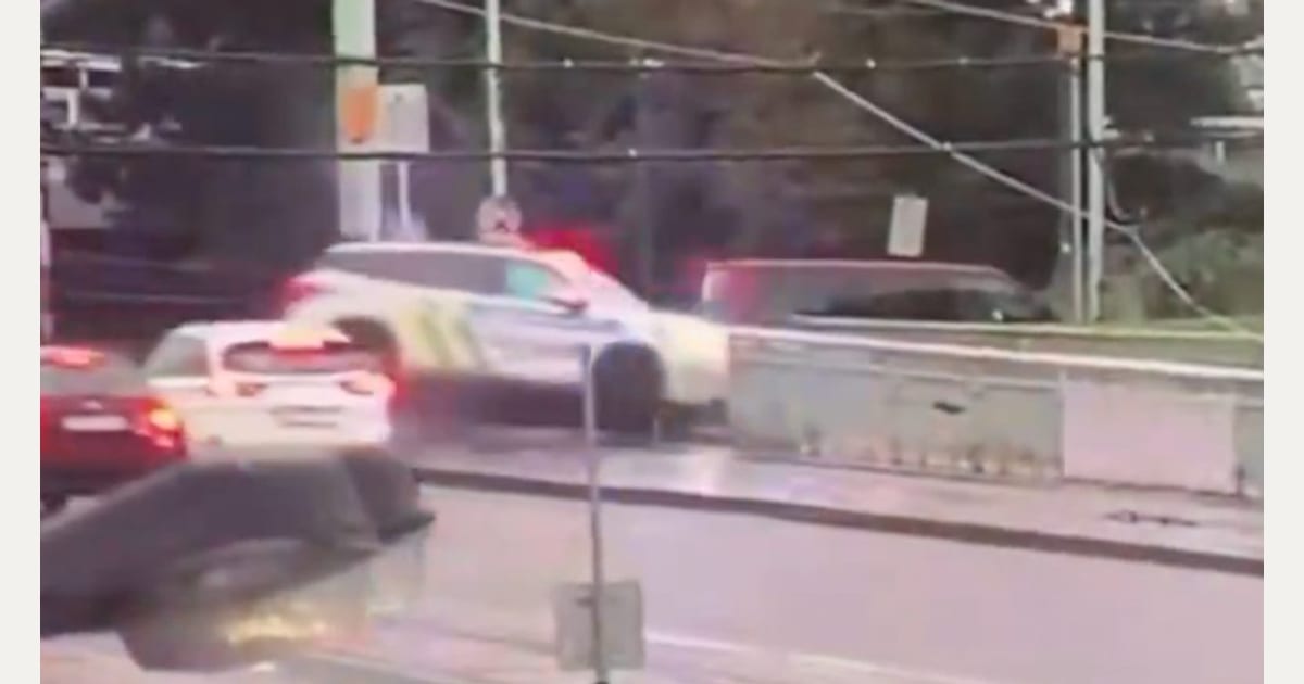 Πράγα: Περιπολικό έσπασε τα κιγκλιδώματα γέφυρας και έπεσε σε ποτάμι (βίντεο)