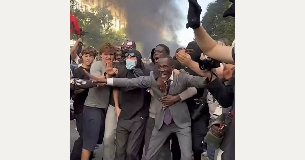 Ο ΔΗΜΑΡΧΟΣ, που έγινε ανθρώπινη ασπίδα. Τ΄ακούτε ρεεεεεεε
