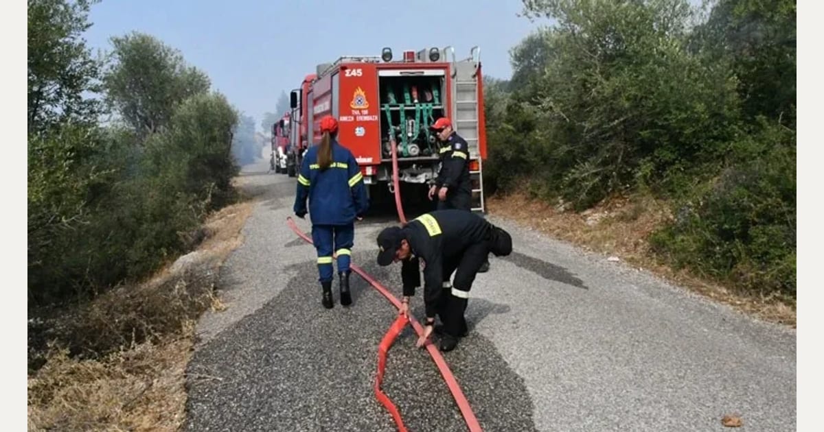 Φωτιά στη Σαλαμίνα: Μήνυμα του 112 για προληπτική απομάκρυνση από το Περάνι