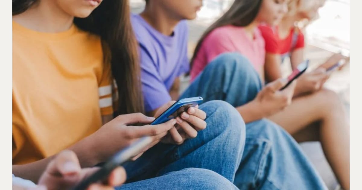 Οι νέοι κανόνες για τη πρόσβαση παιδιών και εφήβων στα social media παρουσιάζονται σήμερα : Τι προβλέπουν