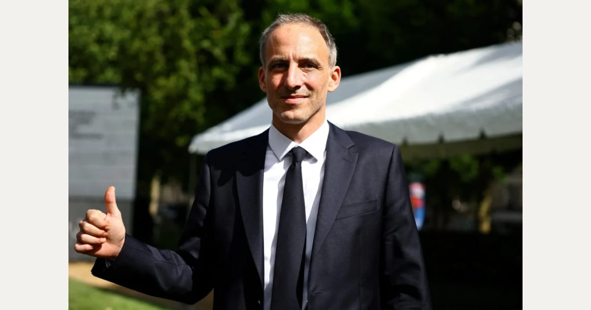 Γαλλία: Η στιγμή που «εκτοξεύουν» αλεύρι κατά του υποψηφίου για την προεδρία Ρ.Γκλικσμάν (βίντεο)