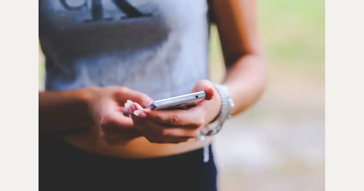 Aνηλίκοι και social media: 28 ερωταπαντήσεις για το νομοσχέδιο