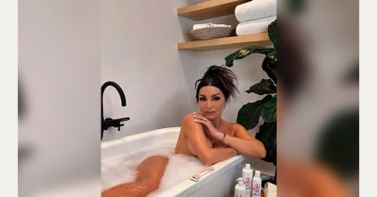Πόπη Μαλλιωτάκη: Τα έβγαλε όλα και πόζαρε γυμνή στη μπανιέρα (φώτο)