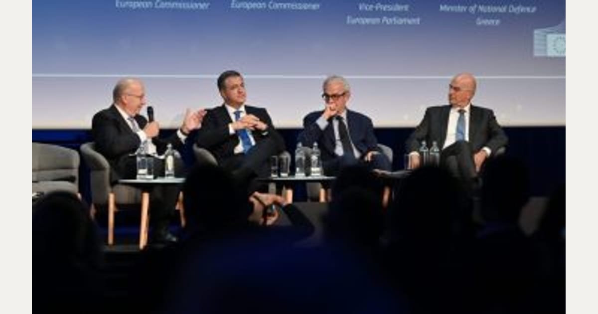 Δένδιας από τις Βρυξέλλες: «Πρέπει να δημιουργήσουμε μια πανευρωπαϊκή άμυνα»