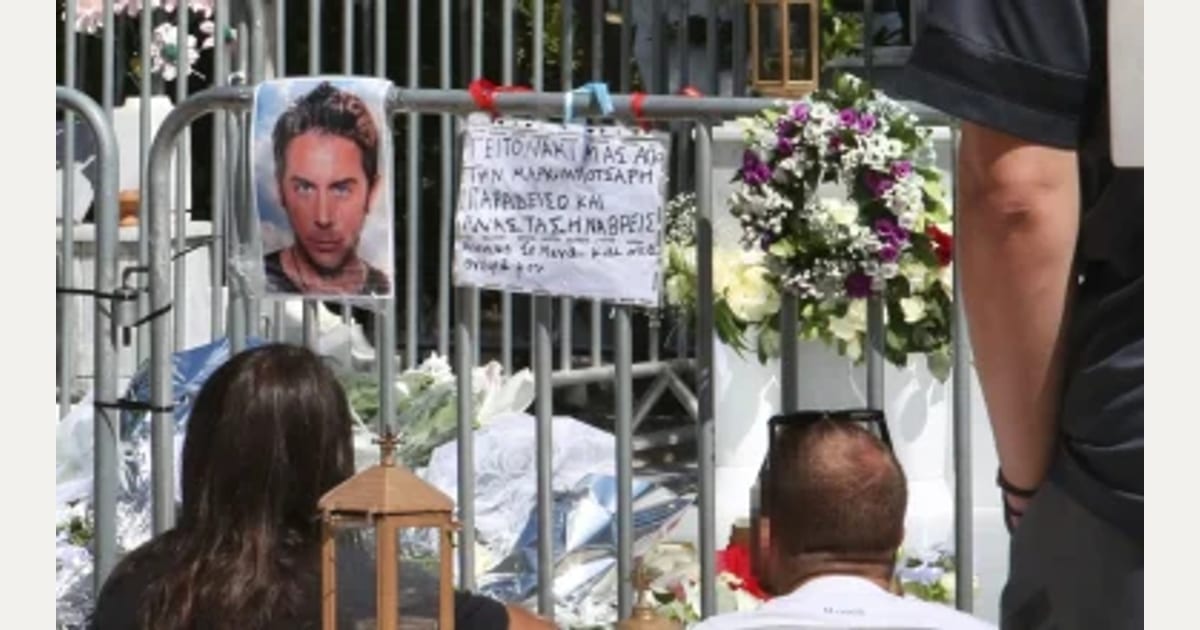 «Συγγνώμη Γιώργο, ήμουν εκεί τις κρίσιμες στιγμές»: Το μυστηριώδες σημείωμα στον τάφο του Γ.Μαζωνάκη