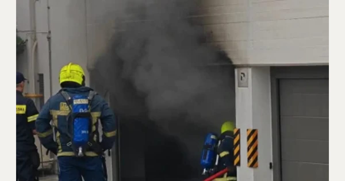 Ακρόπολη: Εκρήξεις από υβριδικό αυτοκίνητο που τυλίχθηκε στις φλόγες σε πάρκινγκ