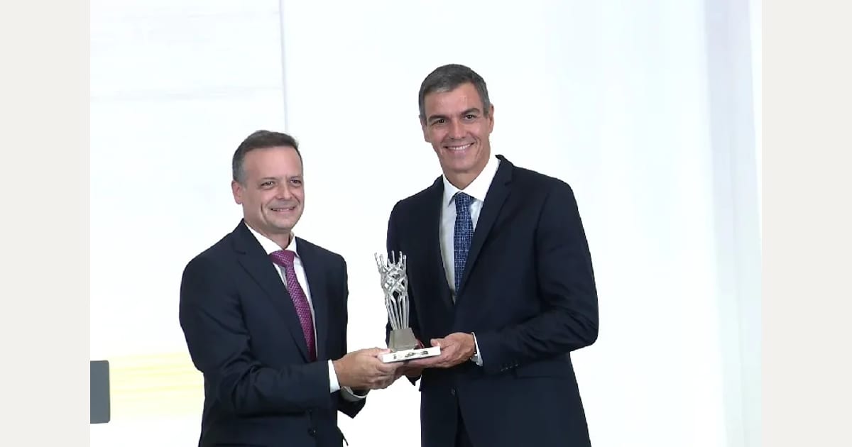O X. Δούκας απένειμε το Βραβείο της Δημοκρατίας στον Π. Σάντσεθ – «Σε μια εποχή που πολλοί κρύβονται, σήκωσε ανάστημα»