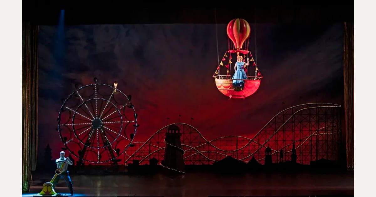Μότσαρτ με φόντο το λούνα παρκ: Το «Così fan tutte» της Met Opera στο Μέγαρο