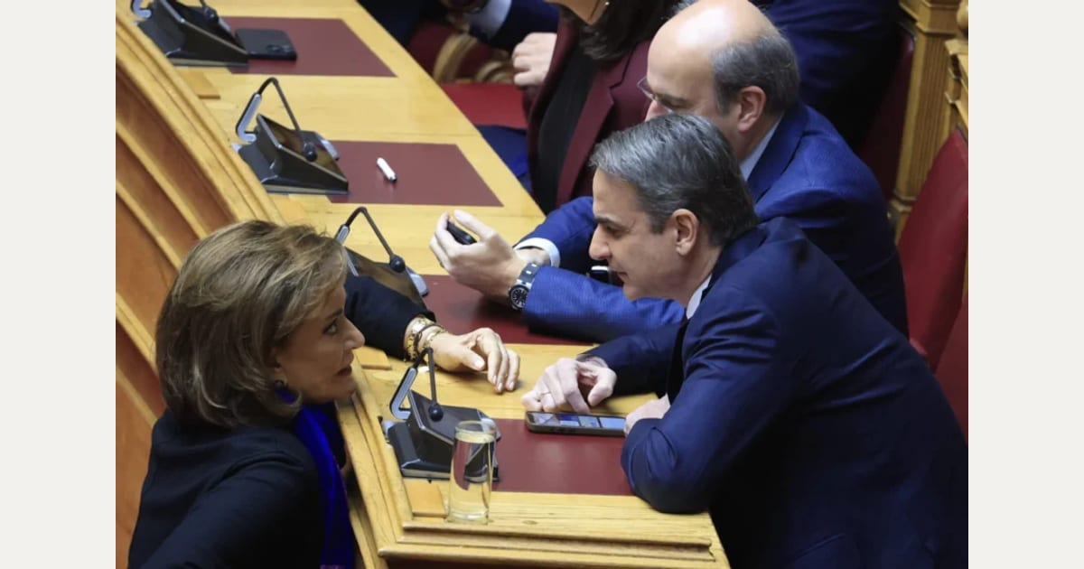 Καταρρέουν και «σφάζονται» Ντόρα – Κυριάκος!!!