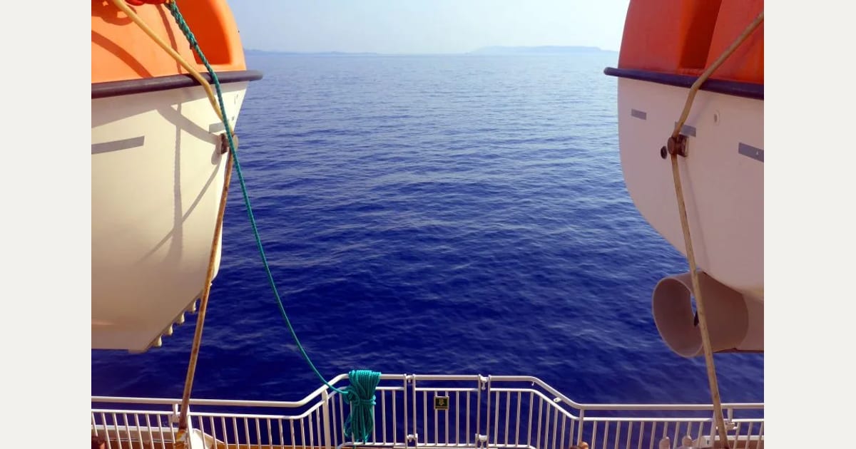 «Blue Star Patmos»: Εμπλοκή αντικειμένου στη δεξιά προπέλα ανοικτά της Ρόδου