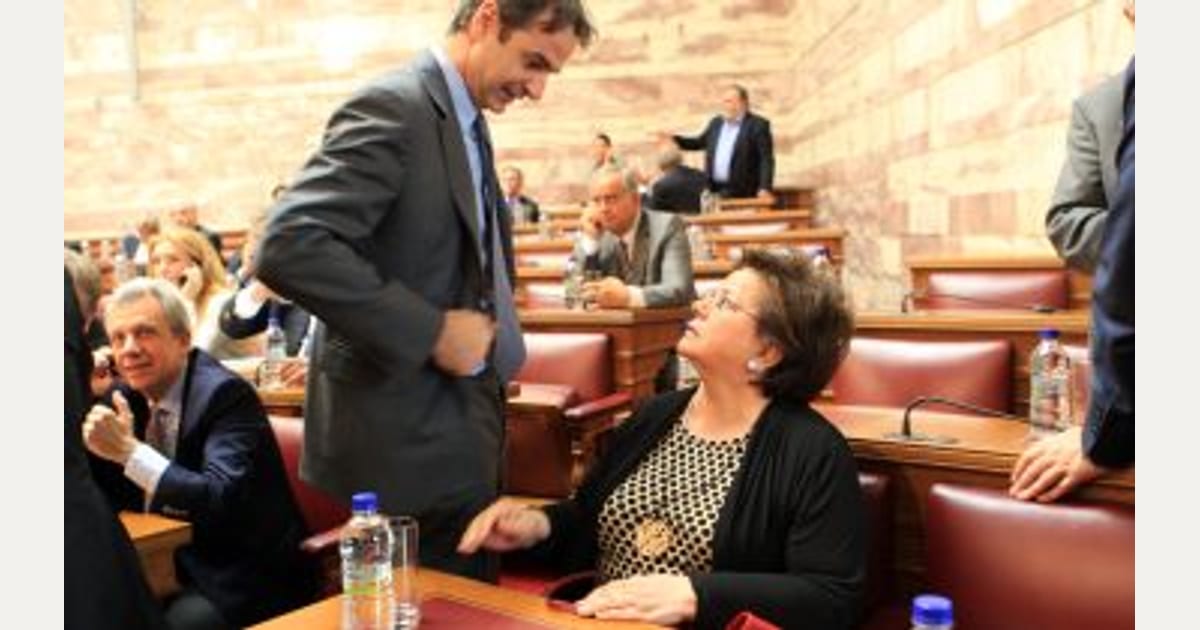 Η Νικούλα βρίζει τον Σαμαρά για καμιά θεσούλα κοντά στον Μητσοτάκη