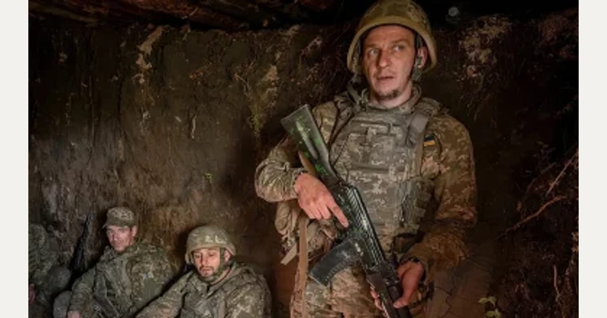 Βίντεο: Oυκρανός στρατιώτης εμποδίζει τραυματισμένο συμπολεμιστή του να μπει στο καταφύγιο!