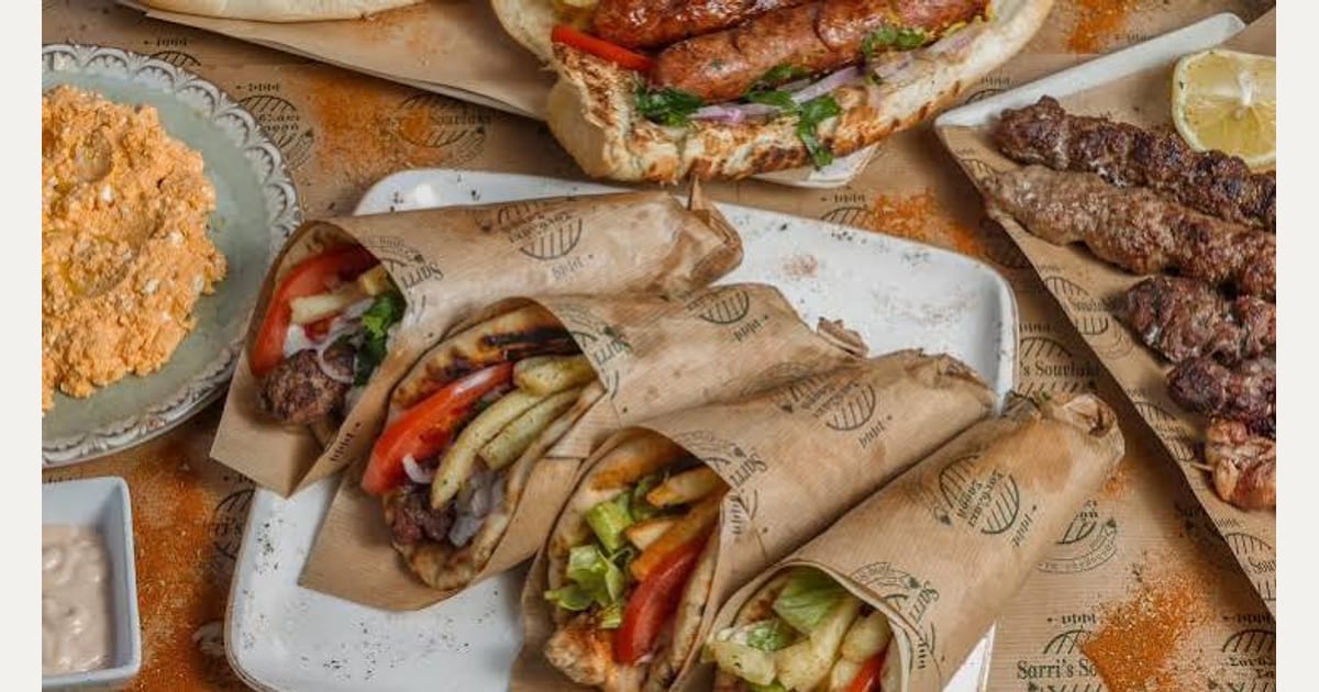 Το σουβλάκι από φθηνό γεύμα γίνεται συνήθεια πολυτελείας