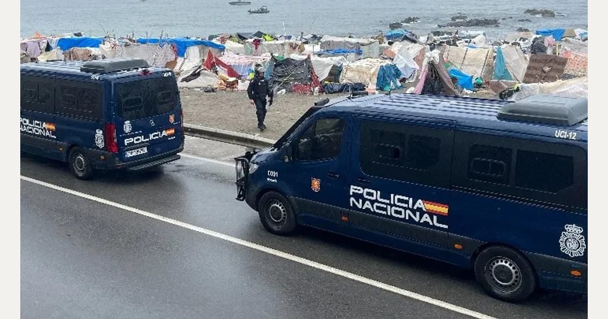 Ισπανία: Η αστυνομία πραγματοποίησε εκκαθαριστική επιχείριση απομακρύνοντας χιλιάδες μετανάστες από μία ακτή στη Θέουτα