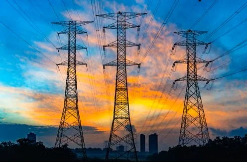 Η Ιταλία διαπραγματεύεται την τιμή του ρεύματος. Η Ελλάδα ανανεώνει τα επιδόματα.